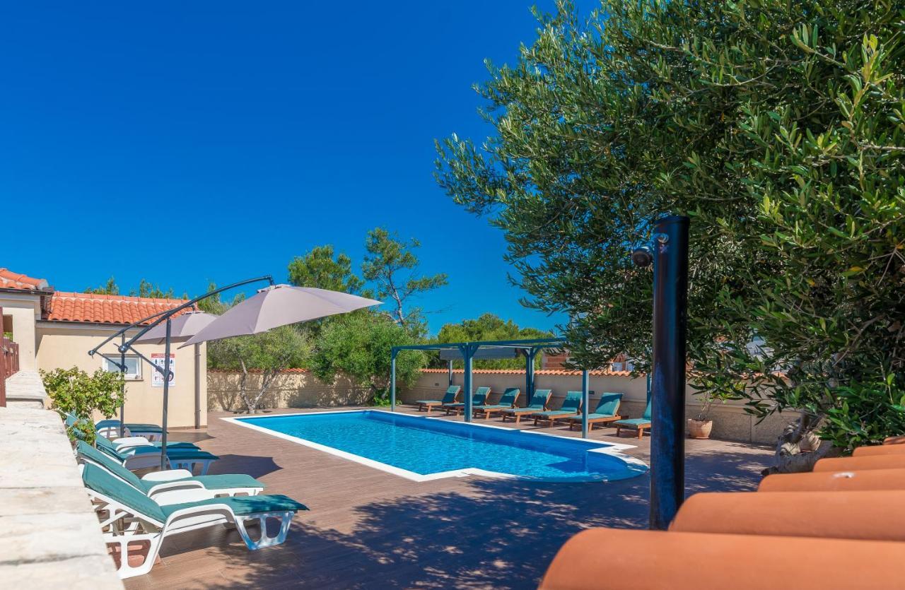 Villa Mare Apartments Vir Exterior photo