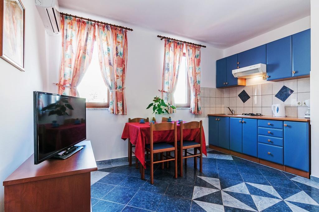 Villa Mare Apartments Vir Exterior photo