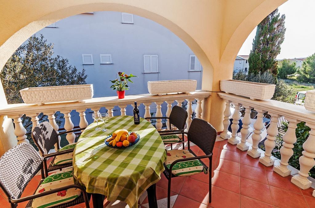Villa Mare Apartments Vir Exterior photo