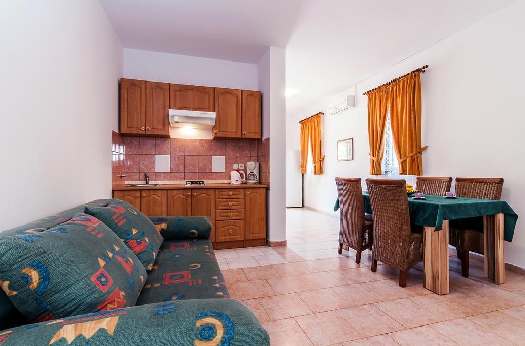 Villa Mare Apartments Vir Exterior photo