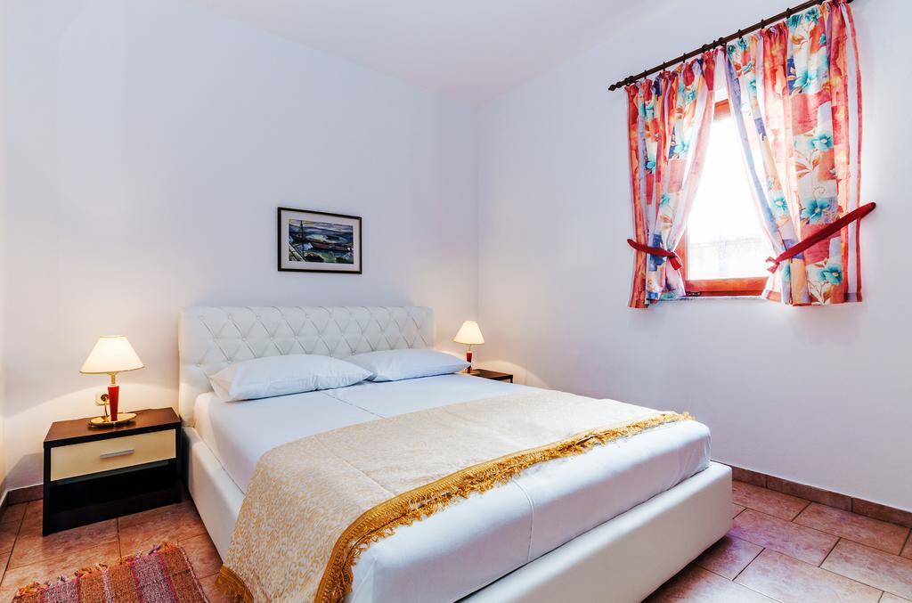 Villa Mare Apartments Vir Exterior photo